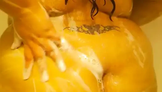 Şişman götümü yıkıyorum