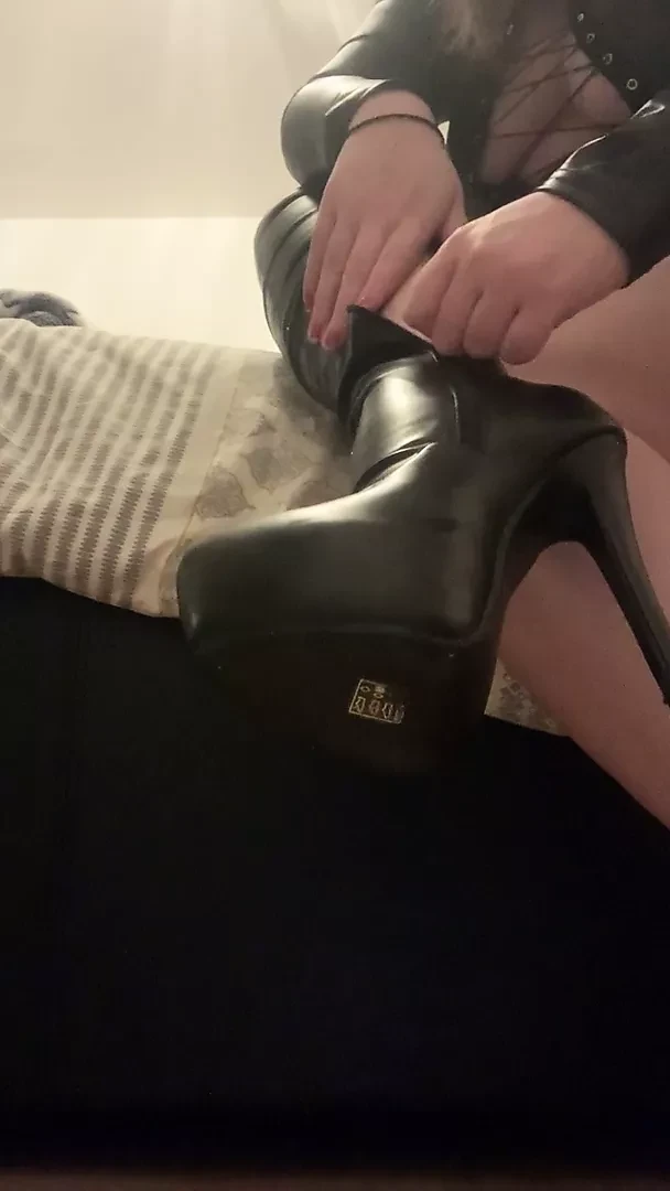 Шотландская богиня в кожаных сапогах