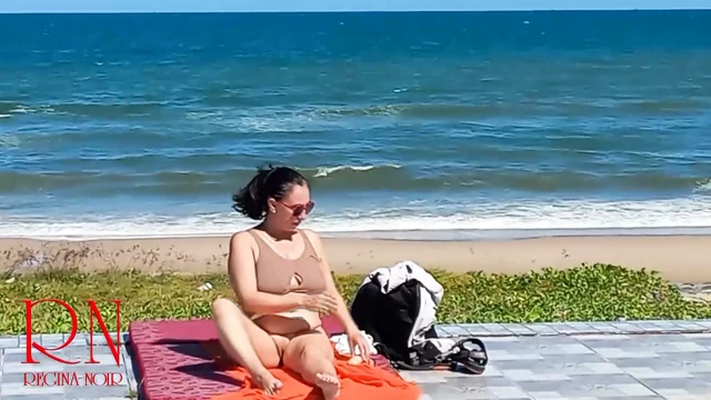 Çıplak plaj. Halk plajında izlerken 318
