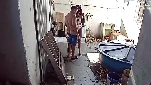 Arka bahçede temizlikçi kadına ateşli bir şekilde sokuyor