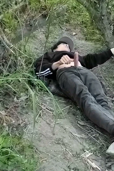 Sevimli jon arteen gay twink açık havada mastürbasyon yapıyor, havada kuru sikişiyor ve pantolonundaki bir delikten döl atıyor