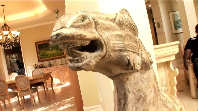 Seksi esmer kadın tüm deliklerinde büyük siyah yarağı seviyor