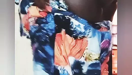 Koyu tenli kaltak uzun amcık dudaklarıyla fışkırtarak mastürbasyon yapıyor