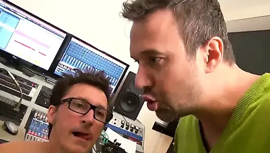 Seksi Alman kaltaklar neredeyse sikiliyor