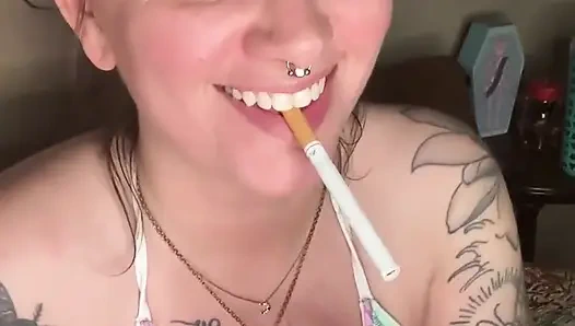 Chery Trees bikini içinde sigara içiyor