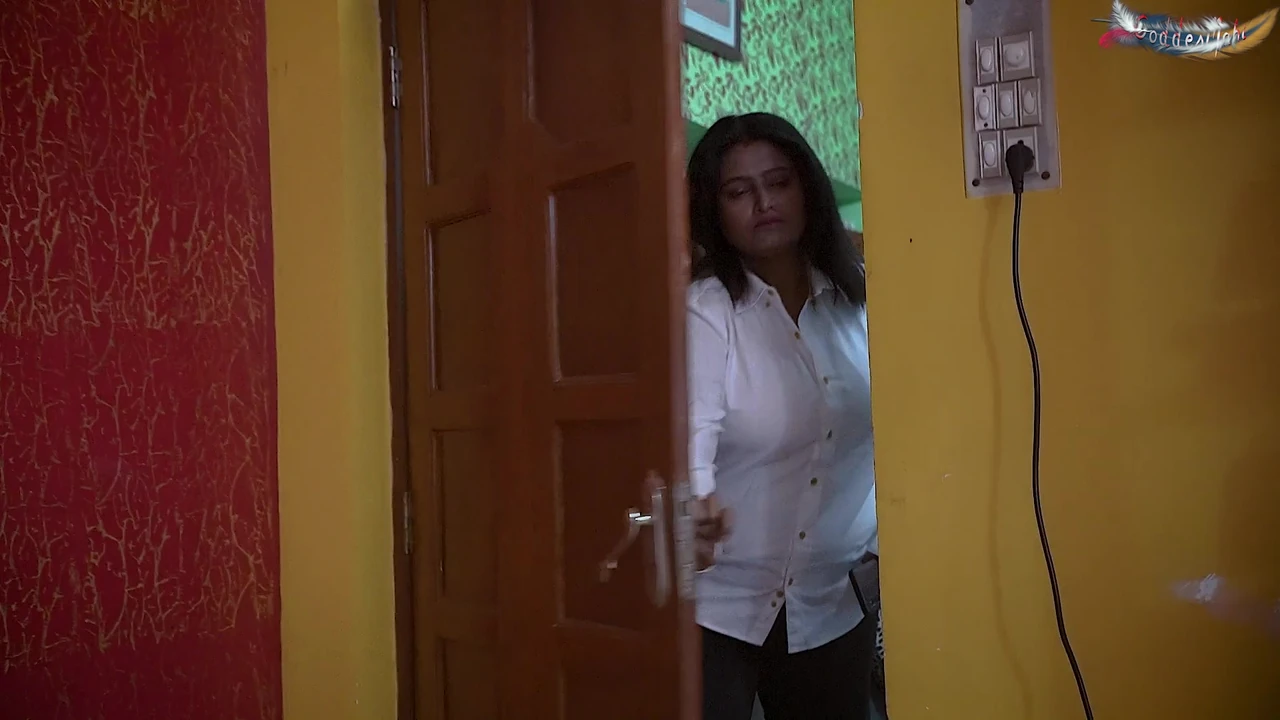 मल्किन ने अपनी सेक्स इच्छा को संतुष्ट करने के लिए अपने ड्राइवर के साथ हार्डकोर चुदाई की