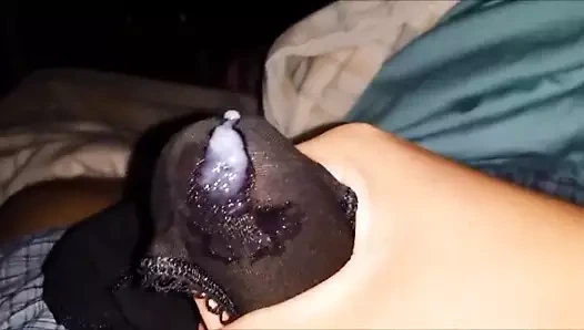 kriko kapalı içinde külot ve cumming içinde kasık cebinde