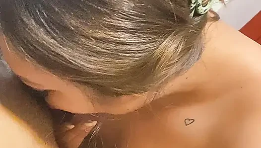 Angy çok seksi ve heyecan verici gırtlağına kadar alıyor