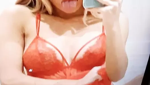 Seksi kırmızılı Lexisin sarsıldı.