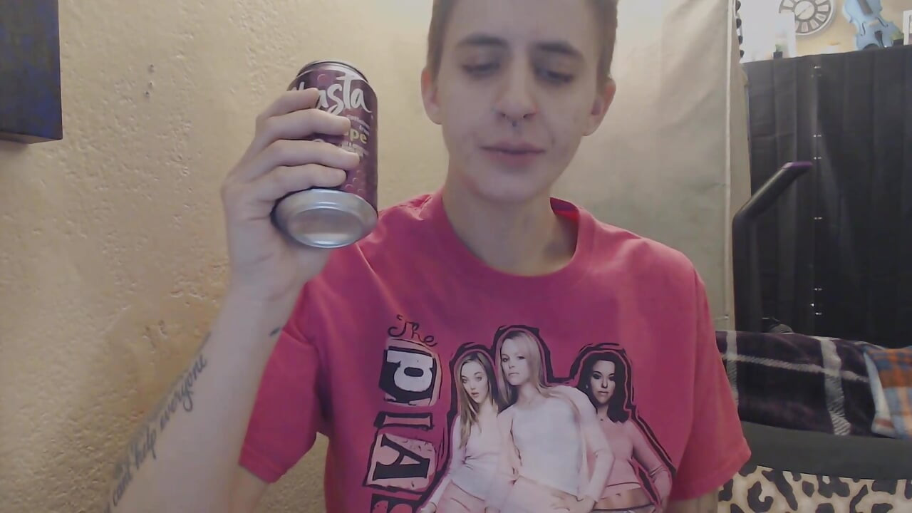 Üzümlü soda geğiriyor