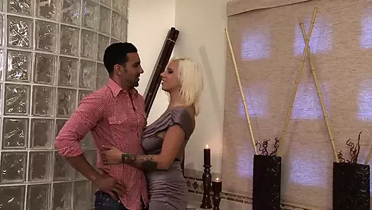 Büyük memeli sarışın banyoda sert yarak alıyor