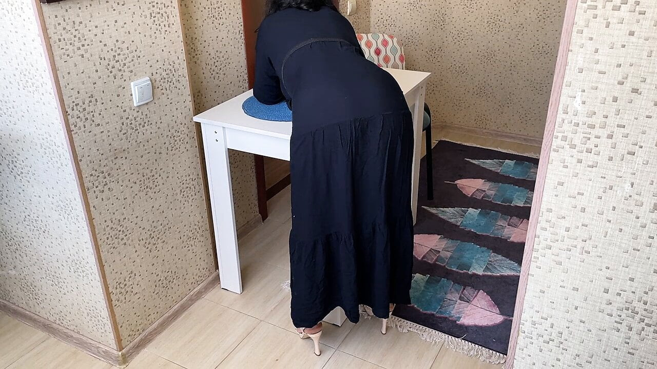 Olgun bayan anal seks için elbiseyi kaldırmasına izin verildi
