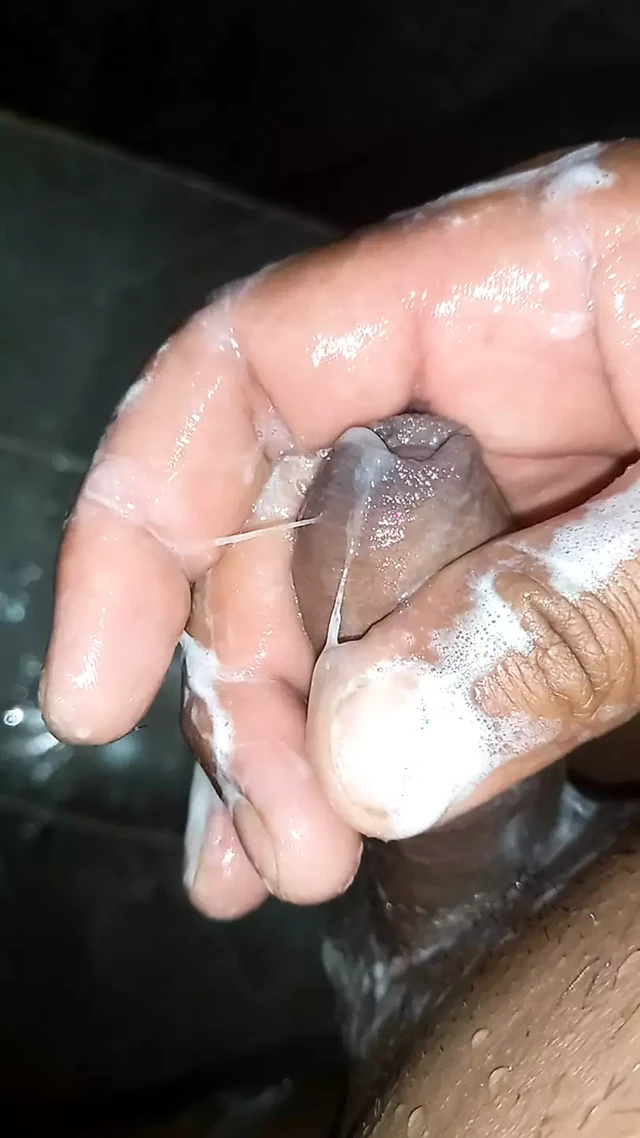 Непальский паренек в ванной