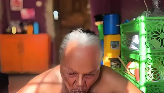 Azgın büyük memeli iri güzel kadın ninenin amcığı ıslak