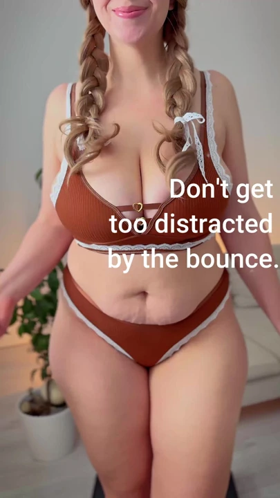 Büyük götlü orta yaşlı seksi kadın koşu bandında yürüyor ve göğüsleri zıplıyor.