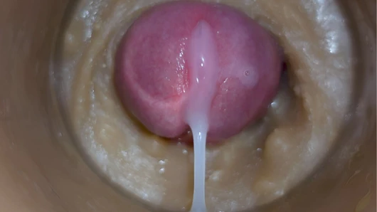 Aşırı yakın çekim!  Büyük dozda sperm amcık oyuncağı enjekte ediyor kamera 4k