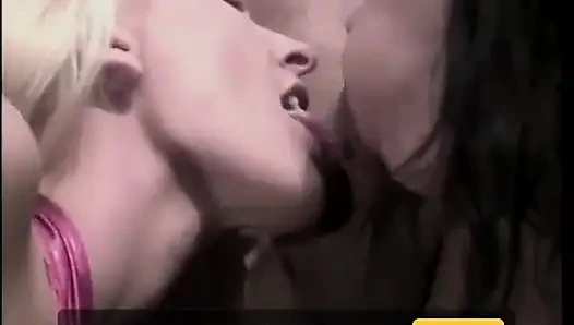 Elma götlü esmer kadın sert yarağa biniyor ve sulu amcığını yalıyor