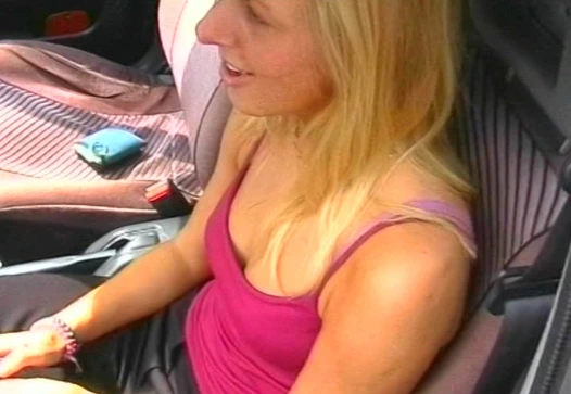 Am Auto zum ficken ueberredet