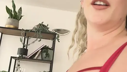 Giantess küçük bir tuzak kuruyor