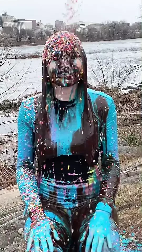 Мокрая и грязная девственница!!