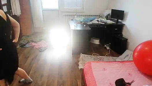 Amatör Kadın Kıyafetlerini Denerken Ve Keserken Eğleniyor.