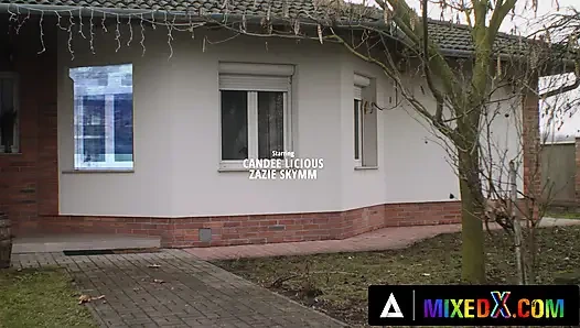 MIXEDX - горячие блондинки Zazie Skymm и Candee Licious делят страстное поклонение ступням