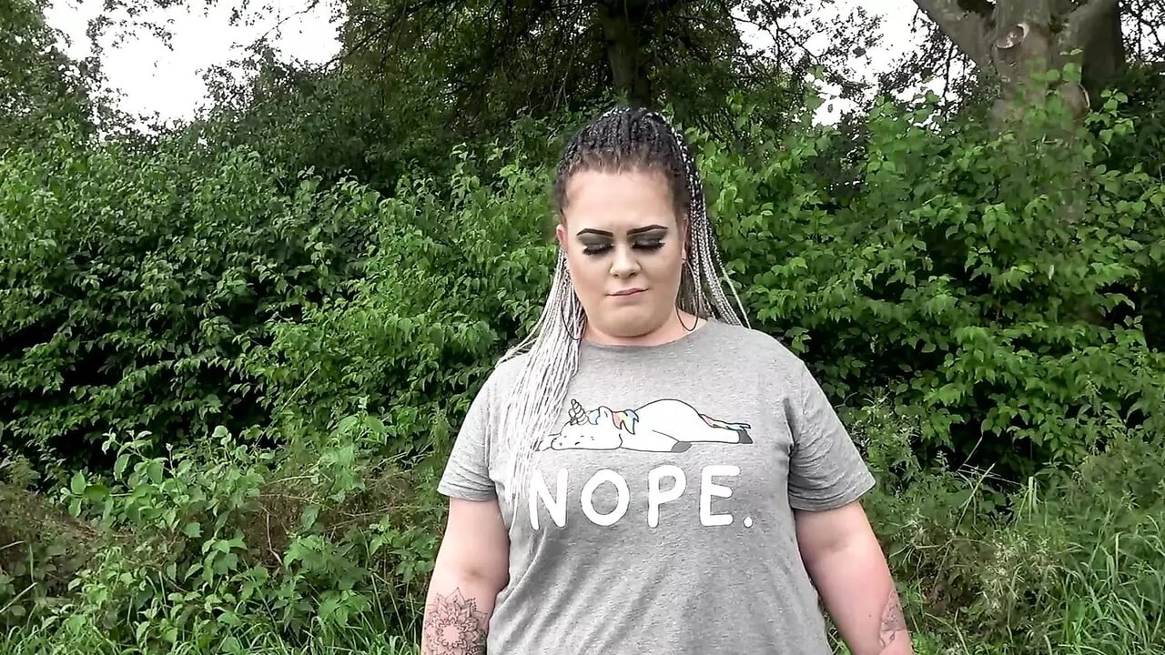 विशाल गांड वाली जर्मन कमसिन पेशाब करती है और चूत में वीर्य के बाद बाहर चुदाई करती है