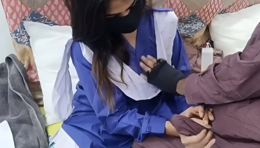 Hintli kız arkadaş üvey annesinin amına duşta boşalıyor. Küçük rascal