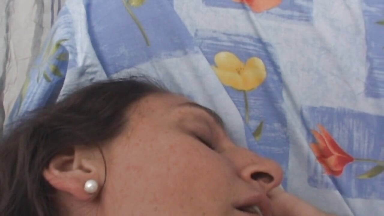Rahatlatıcı orta yaşlı seksi kadın agresif genç adam tarafından yarak emdiriliyor