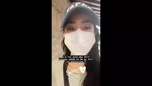 Aj lee en yeni çizgi romanlarını gösteriyor