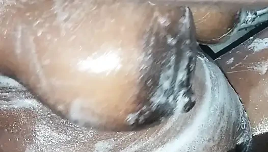 İri göğüslü desi teyze banyo yapıyor