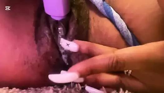 Bir lezbiyen üvey erkek kardeşi için mastürbasyon yapıyor