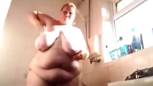 Duşta beyaz bir ssbbw üzerinde büyük göğüsler!-pre