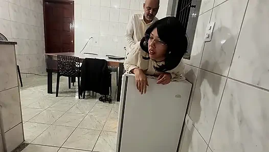 Sekreter götüne tokat atarak ve dölleme ile anal penetrasyonla şaşırıyor.