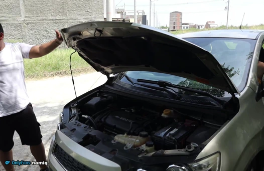 Tamirci ıssız bir yerde mahsur kalan evli kadını sikiyor