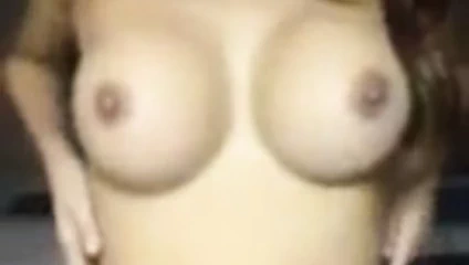 Seksi Asya soyunma ve oynama ile ona memeler ve am