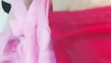 Büyük memeli kız cep telefonu selfie çekiyor