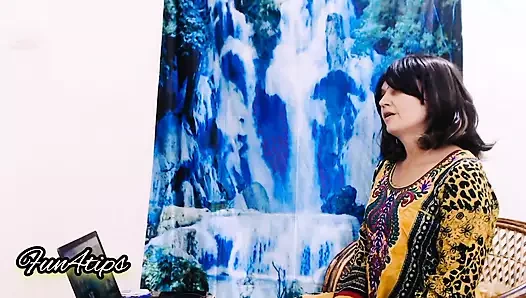 Özel bir gösteri misafirinin önünde emme çük