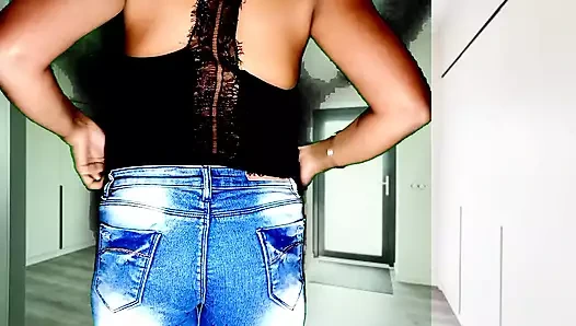 Ateşli Hintli kız elbisesini kamerada açıyor