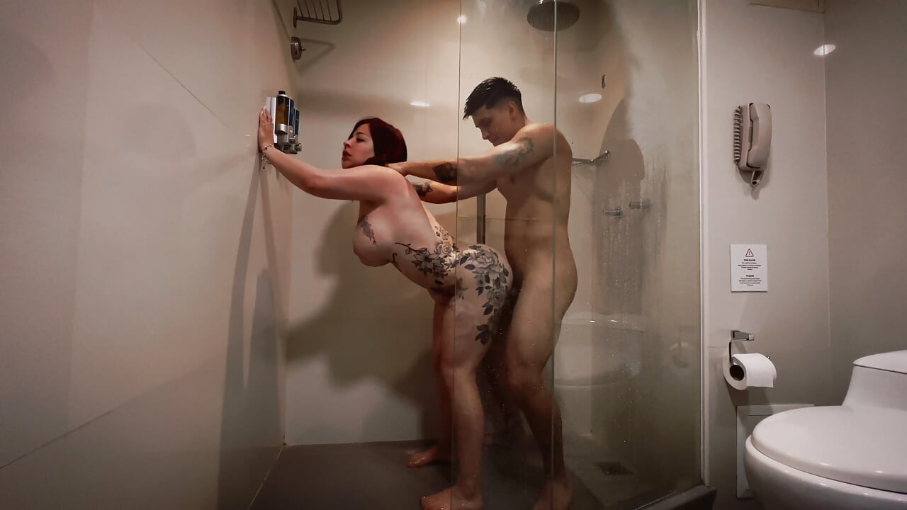 Banyo yaparken amatör seks yapan busty (Ev yapımı seks)