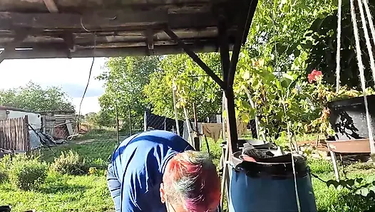 Açık havada taşak emen sakso ve bahçede ağzına boşalma