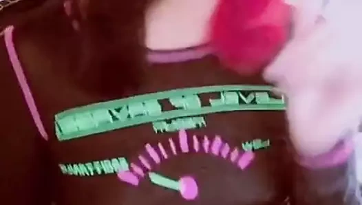 t gömlek göğüsleri aracılığıyla görmek