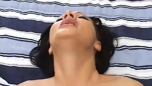 Rumen sürtük bir delikanlının yarağına sakso çekmeyi seviyor