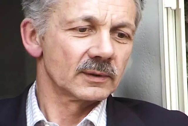 İnce bir Fransız bayan elini erkeğinin göt deliğine sokuyor