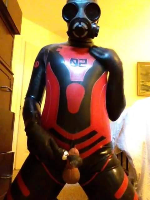 Lateks kedi kıyafetimle oynuyorum