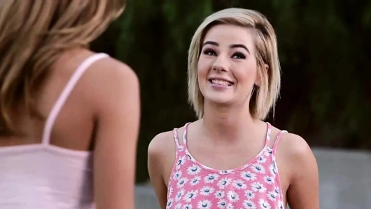 Sarışın yeni komşudan ilk öpücük alır ve facesited