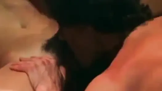Güzel orta yaşlı seksi kadın büyük yarağı emiyor ve yüzüne boşaltıyor