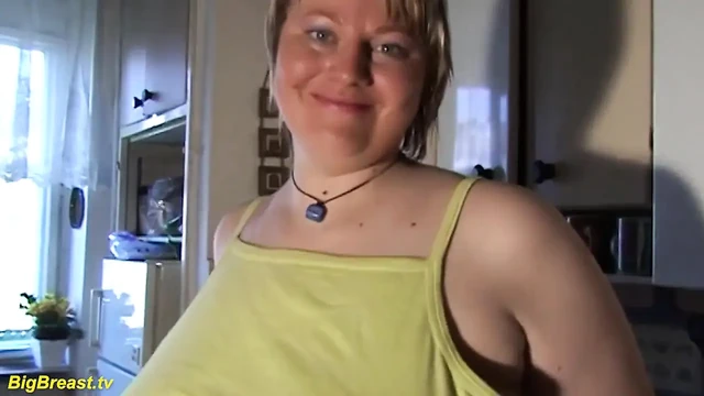 Aşırı azgın canavar memeli orta yaşlı seksi kadın evde yalnız