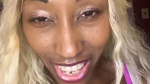 Sarışın diğer kızlardan daha iyi yarak / dildo emiyor mu?