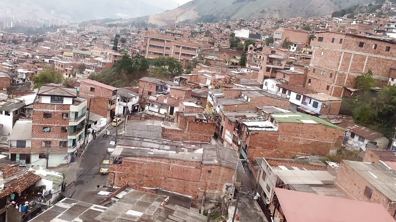 Arkadaşım beni Kolombiyalı favelas'daki evine davet ediyor